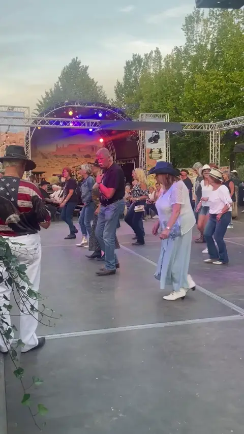 Cécile Gardens playing to a live crowd.
