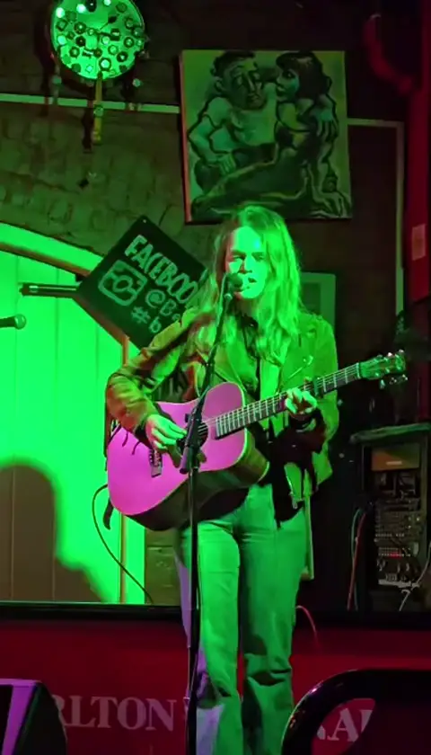 Cécile Gardens covering Jolene.